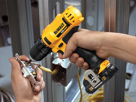 Kit Taladro Percutor Dewalt Inalámbrico Dcd710s2 10mm 12v